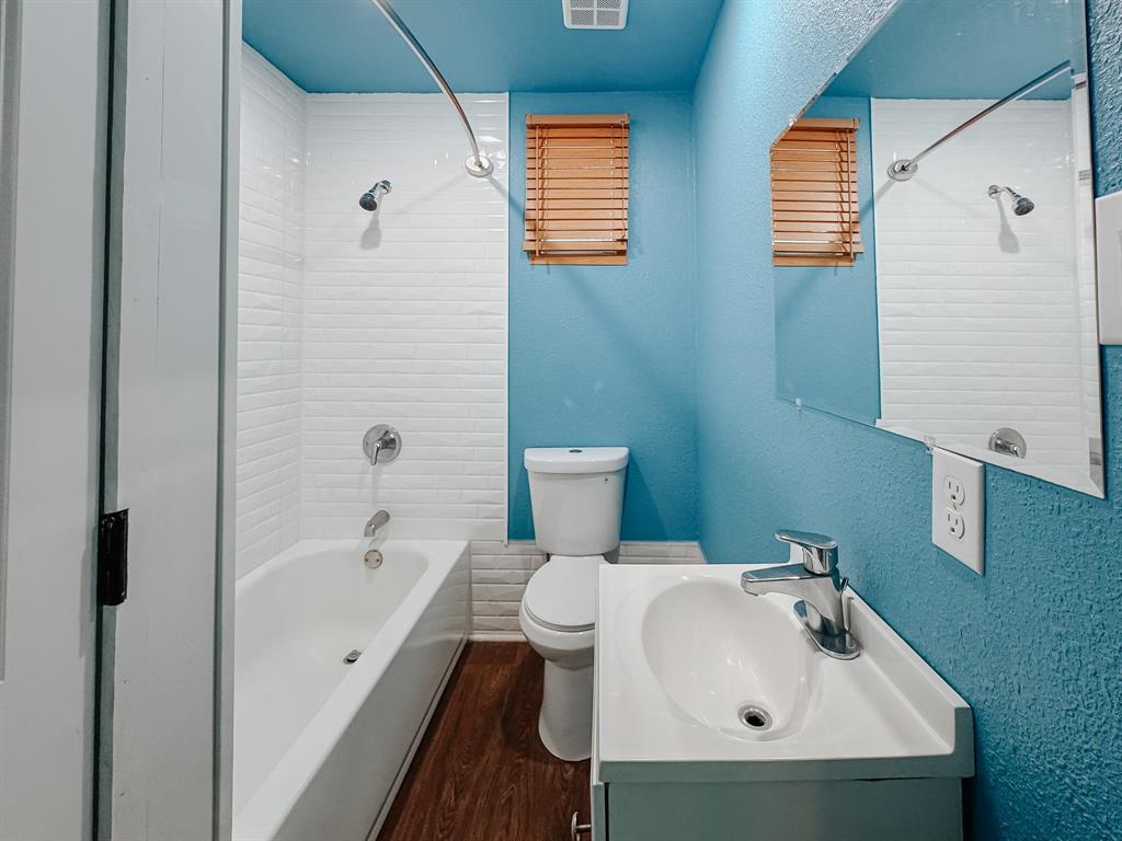 325 Fcr, Unit 1211 Fairfield, TX 75840 - Photo 20 of 28 a bathroom with a sink and a bathtub
