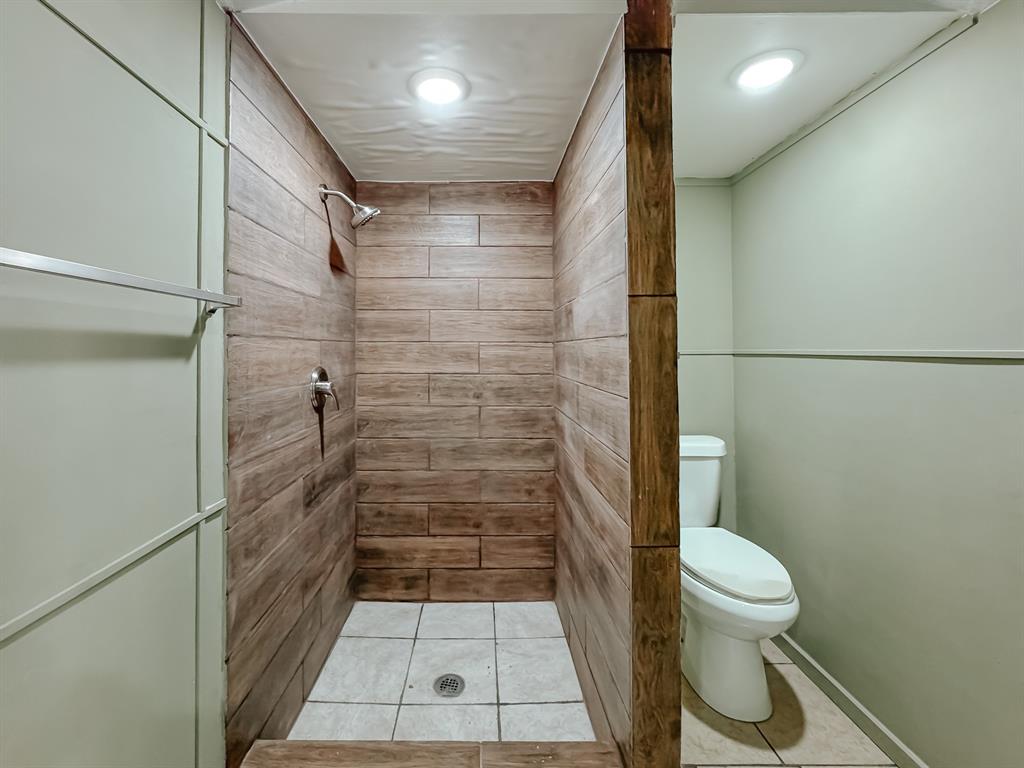 325 Fcr, Unit 1211 Fairfield, TX 75840 - Photo 10 of 28 a bathroom with a toilet and a shower
