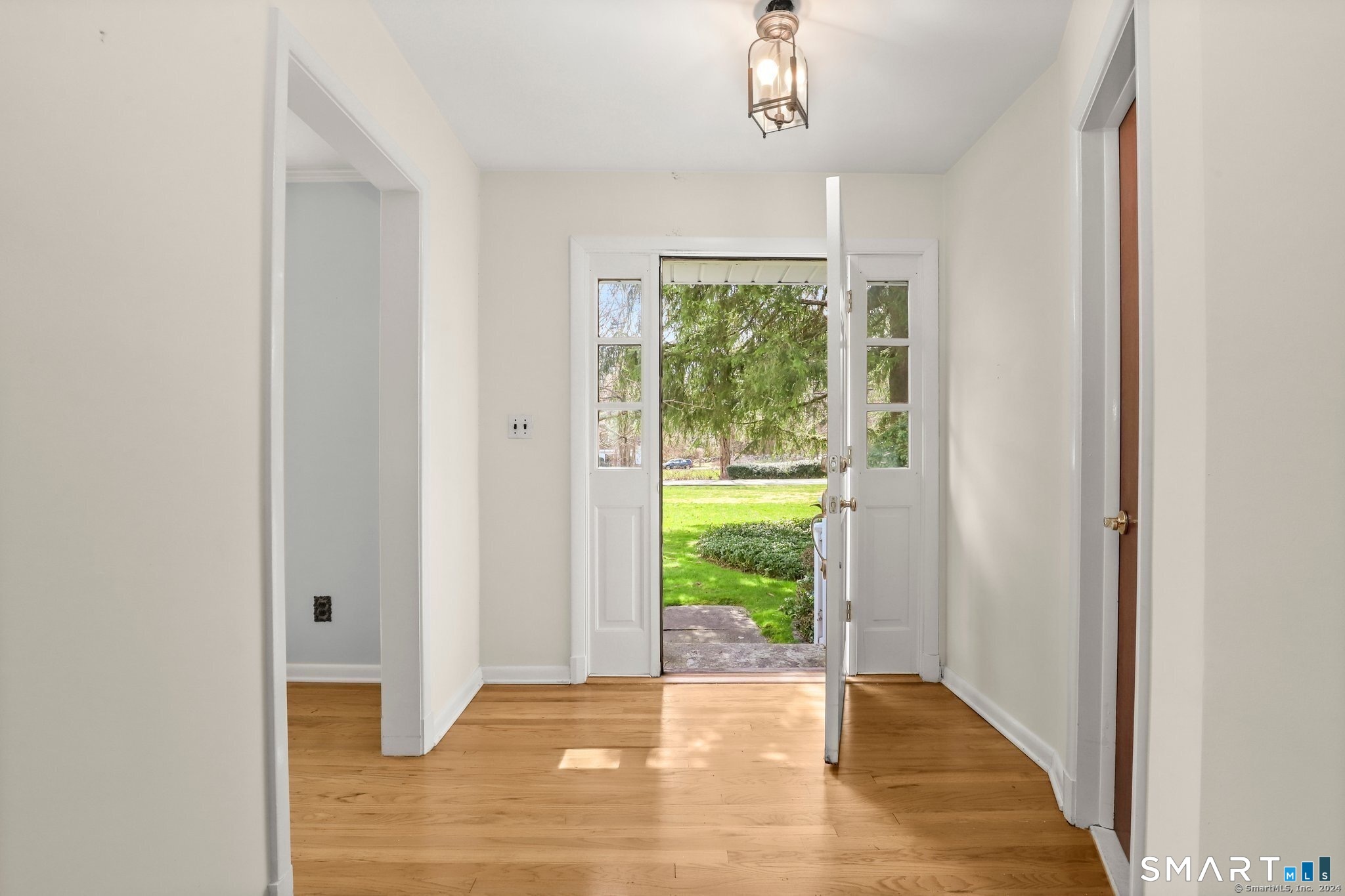 511 Roxbury Road Stamford, CT 06902 - Photo 2 of 19 a view of an entryway with a livingroom