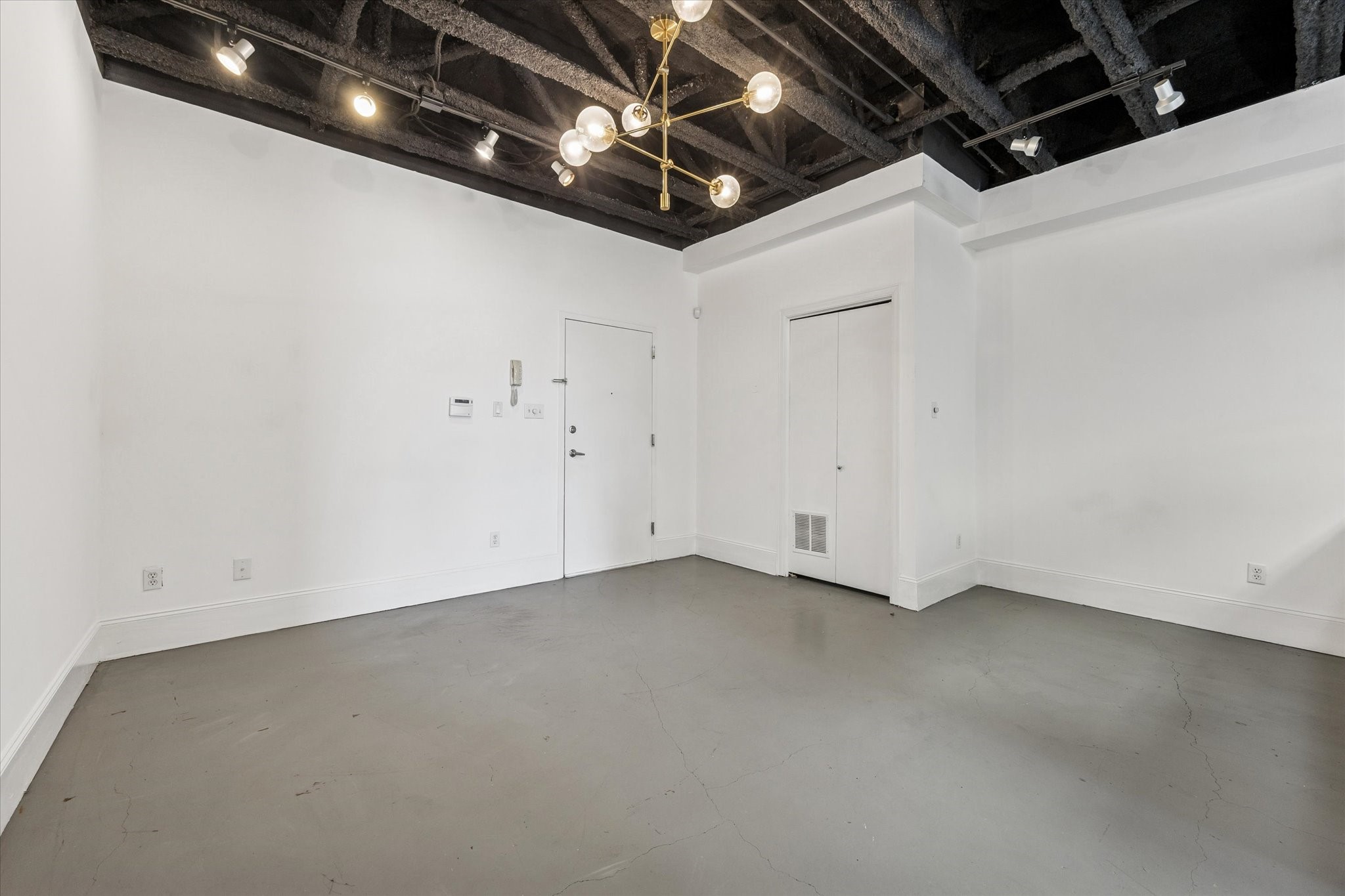 5017 Cornish Street, Unit 306 Houston, TX 77007 - Photo 3 of 9 a view of small space