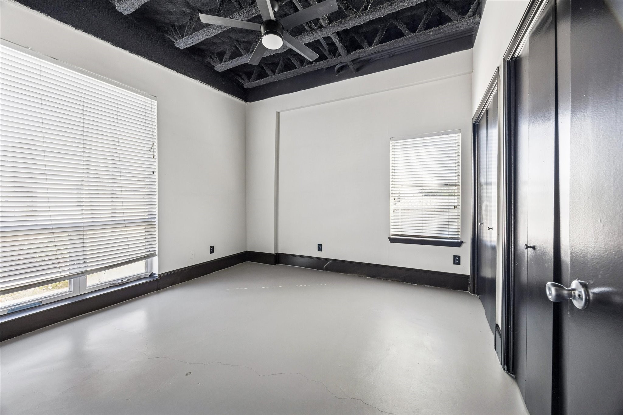5017 Cornish Street, Unit 306 Houston, TX 77007 - Photo 6 of 9 a view of an empty room with a window