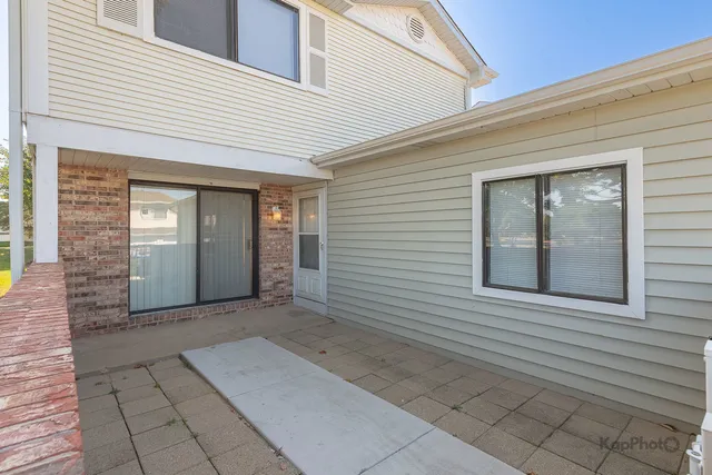 a view of a house with backyard