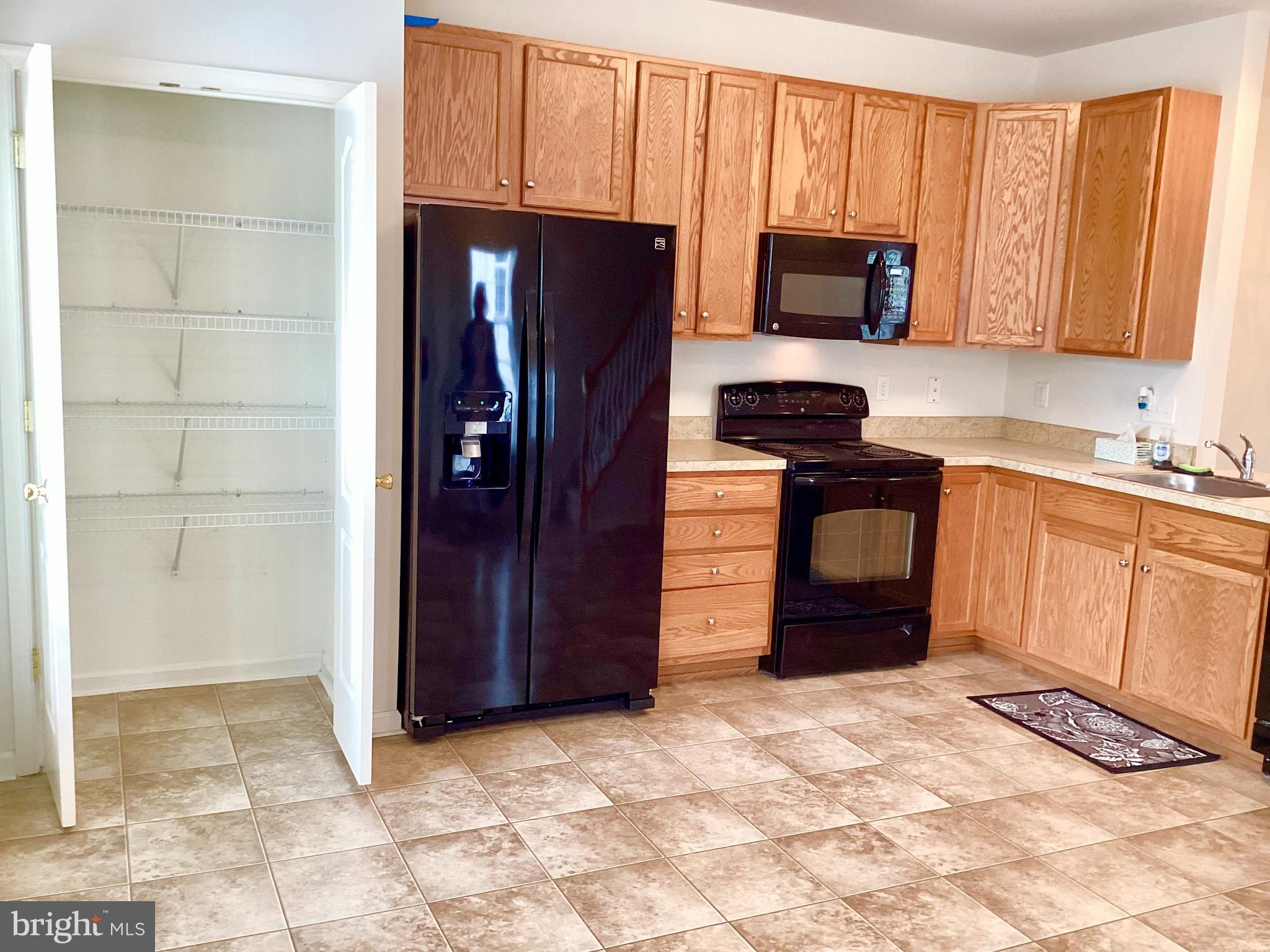 140 Pumpkin Patch Lane Hockessin, DE 19707 - Photo 11 of 25 a kitchen with stainless steel appliances granite countertop a refrigerator and a sink