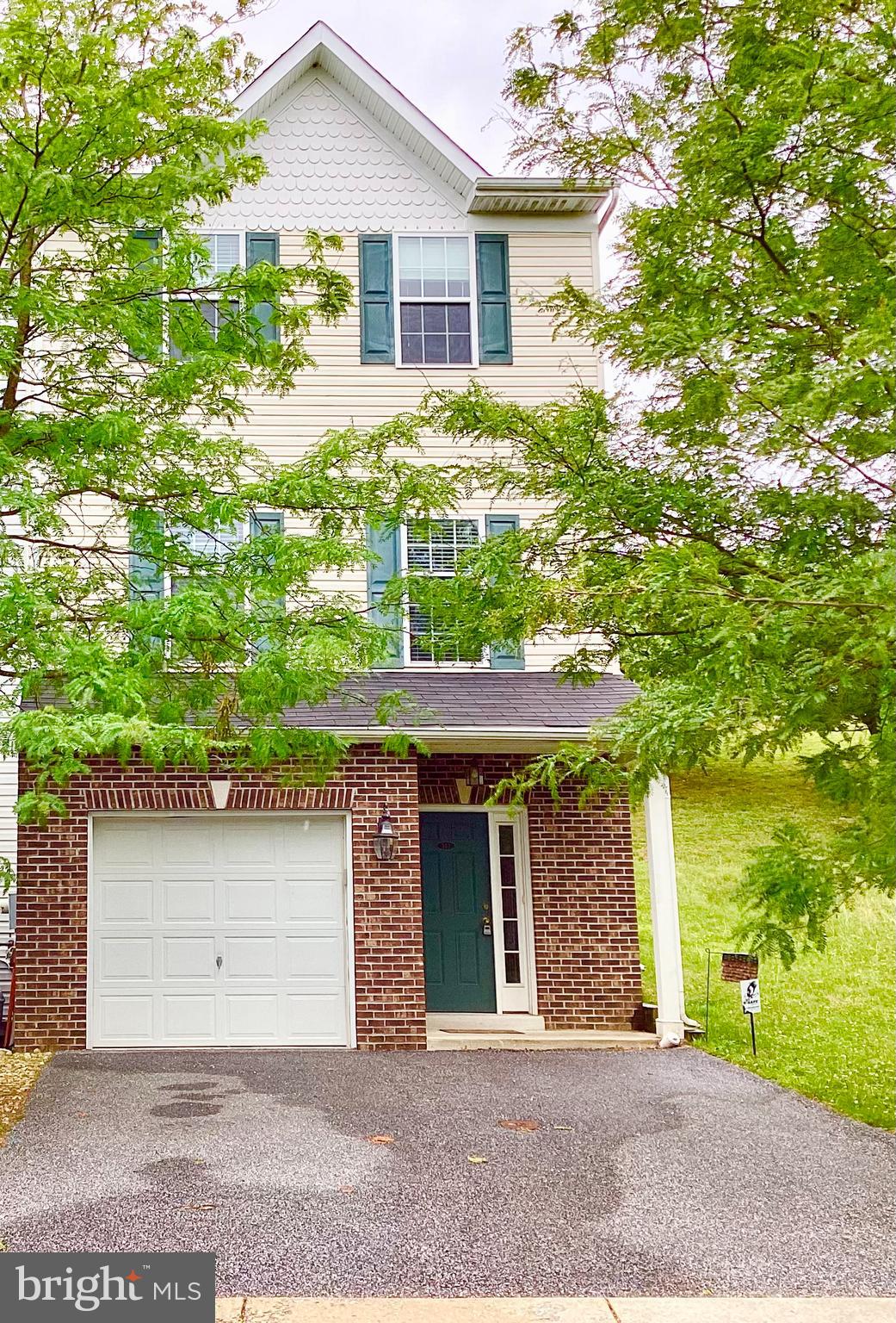 140 Pumpkin Patch Lane Hockessin, DE 19707 - Photo 2 of 25 front view of a house with a yard