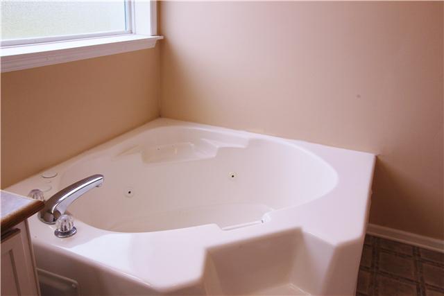 2765 West Saulsbury Road Lebanon, TN 37090 - Photo 7 of 17 Whirlpool Tub