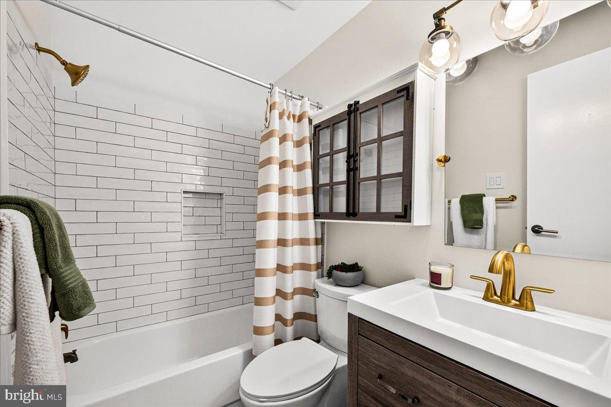 11057 Bishopsgate Court Reston, VA 20194 - Photo 33 of 72 Primary Bath