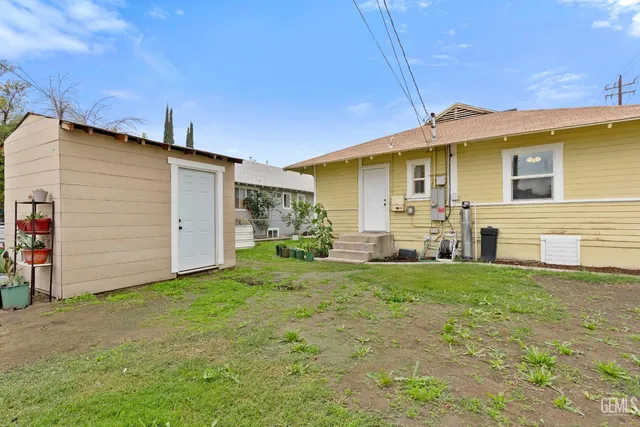 a view of a house with backyard