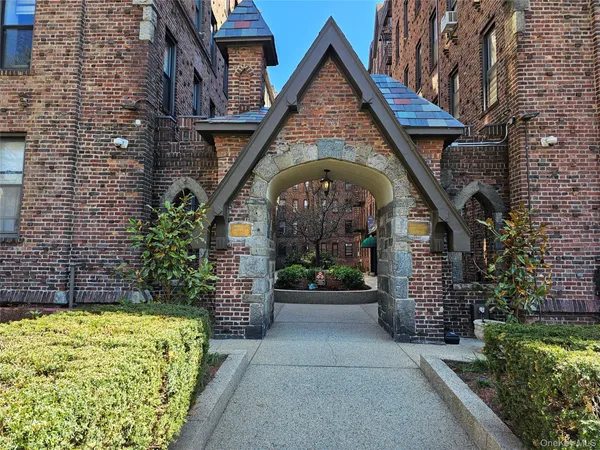 $215,000 | 83-15 116th Street, Unit 3E | Kew Gardens