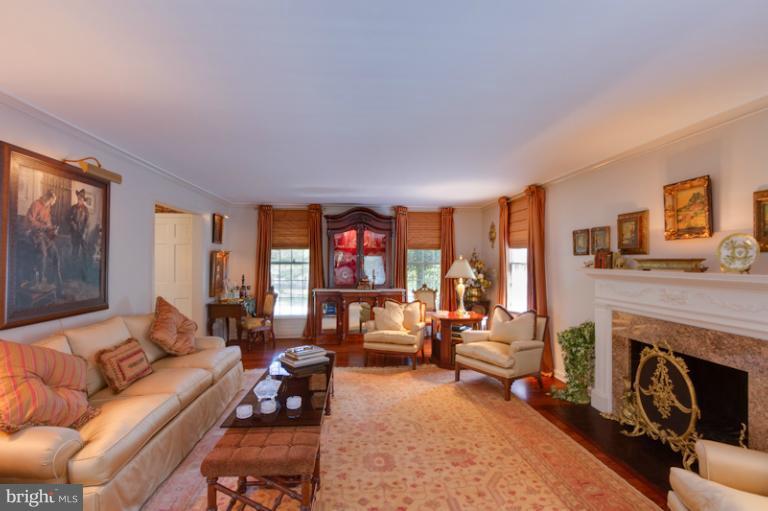 8401 Brook Road McLean, VA 22102 - Photo 17 of 28 Living Room