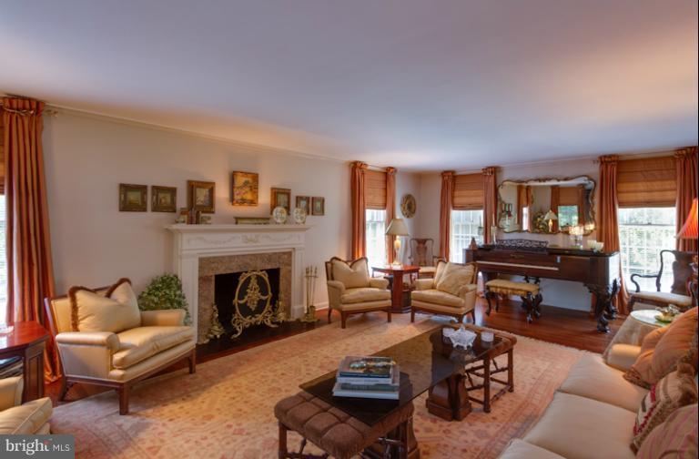 8401 Brook Road McLean, VA 22102 - Photo 26 of 28 Living Room