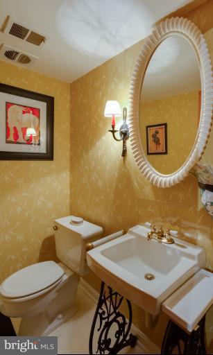 8401 Brook Road McLean, VA 22102 - Photo 4 of 28 Bath