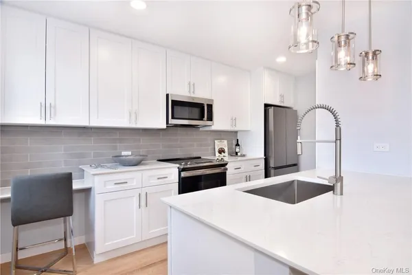 $3,075 | 235 Wolfs Lane, Unit 2C, Pelham, NY 10803