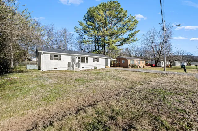 a view of a yard in front of house