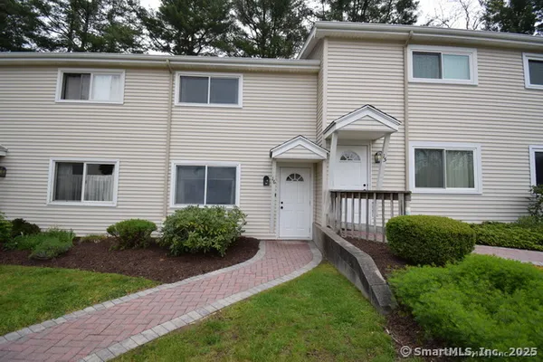 $2,150 | 74 Washington Road, Unit 16, Woodbury, CT 06798