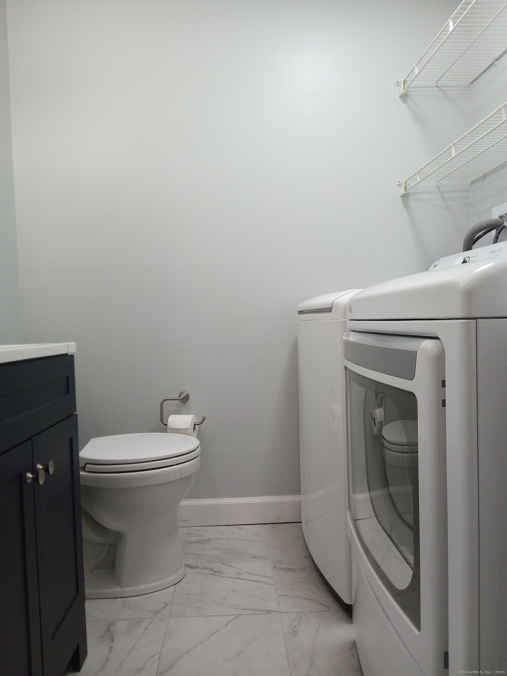 74 Washington Road, Unit 16 Woodbury, CT 06798 - Photo 15 of 25 a bathroom with a toilet and a sink