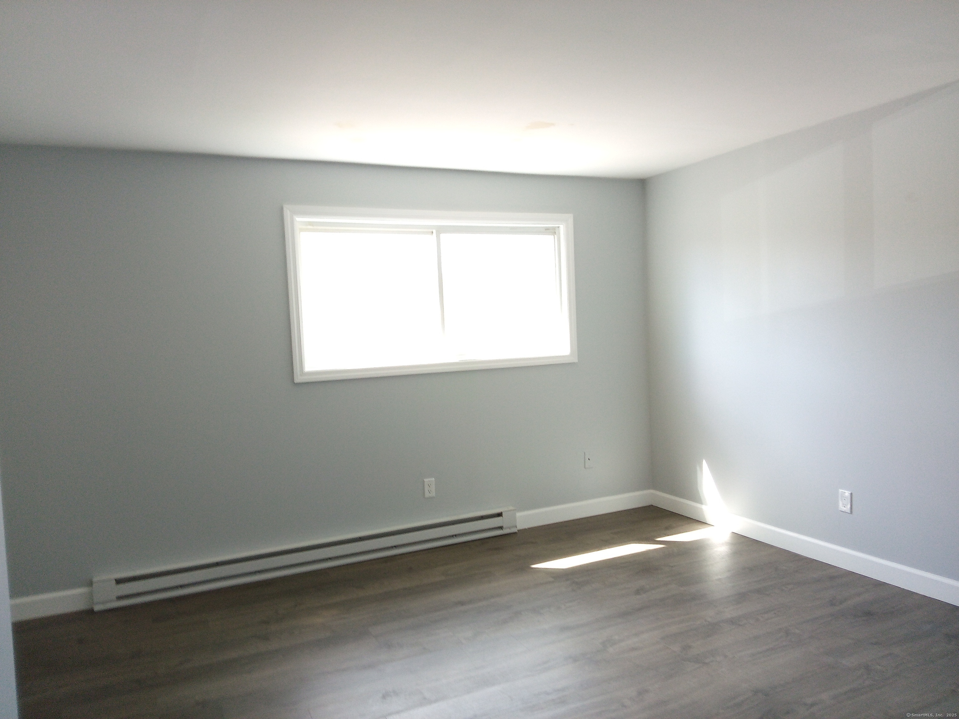 74 Washington Road, Unit 16 Woodbury, CT 06798 - Photo 22 of 25 an empty room with a window