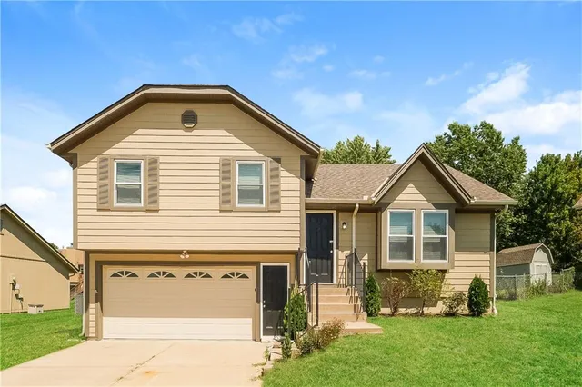 $2,125 | 1704 West Pelham Path, Raymore, MO 64083