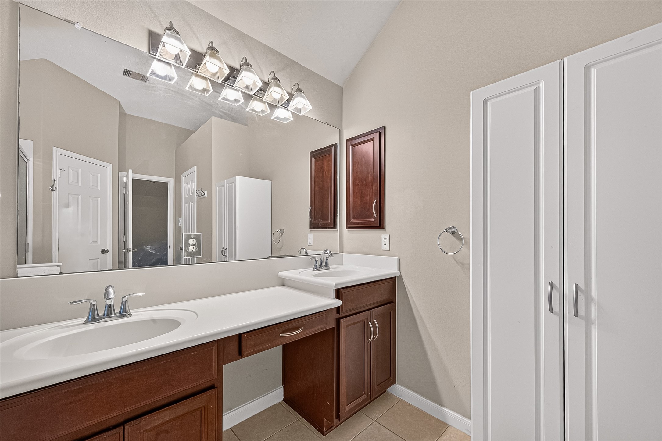 2014 Foxgate Drive Rosenberg, TX 77471 - Photo 18 of 24 Additional View of Primary En Suite
