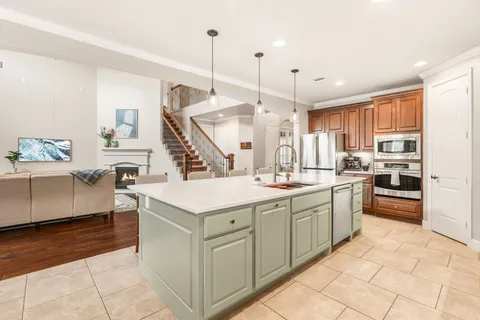 $975,000 | 10 Black Spruce Court, The Woodlands, TX 77375
