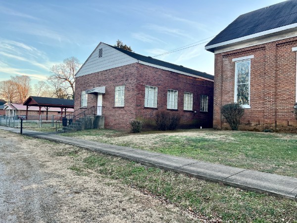 501 West Broad Street Decherd, TN 37324 - Photo 12 of 14 a front view of a house with garden