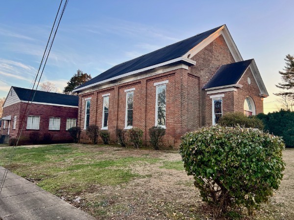 501 West Broad Street Decherd, TN 37324 - Photo 13 of 14 a front view of a house with garden