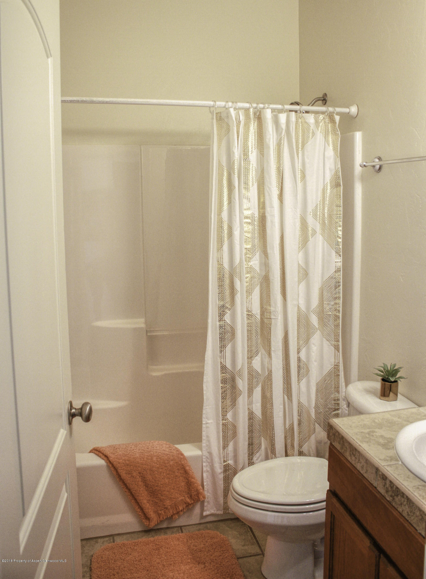 335 Rio Grande Avenue New Castle, CO 81647 - Photo 6 of 8 bathroom 2