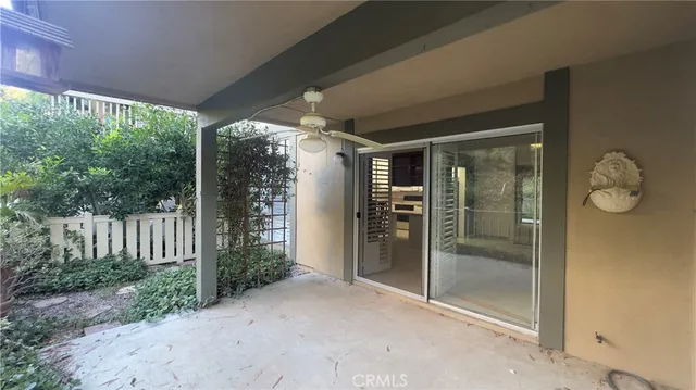 a view of entryway with balcony