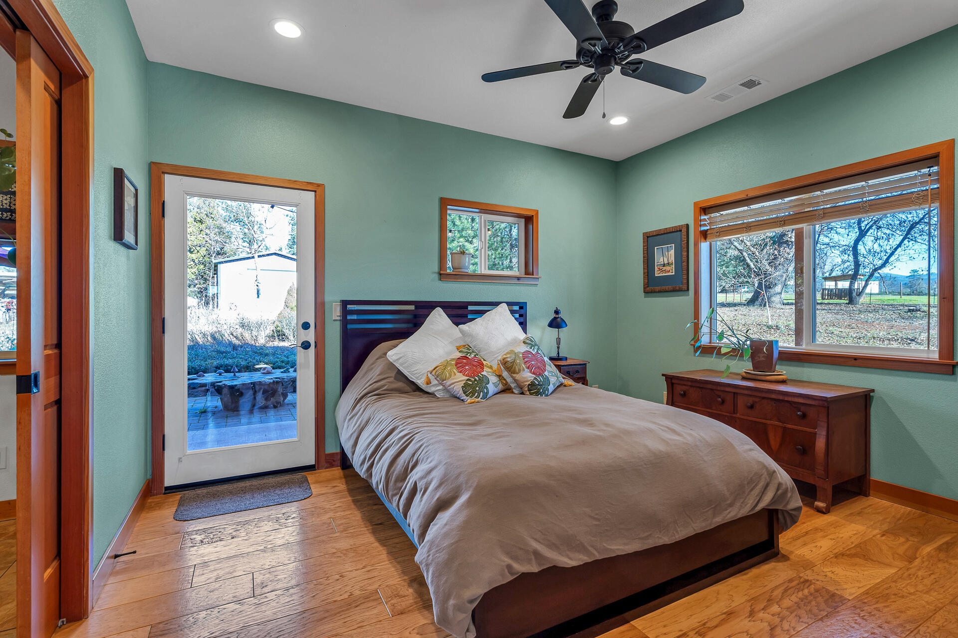 13575 English Way Oak Run, CA 96069 - Photo 22 of 56 Primary Bedroom