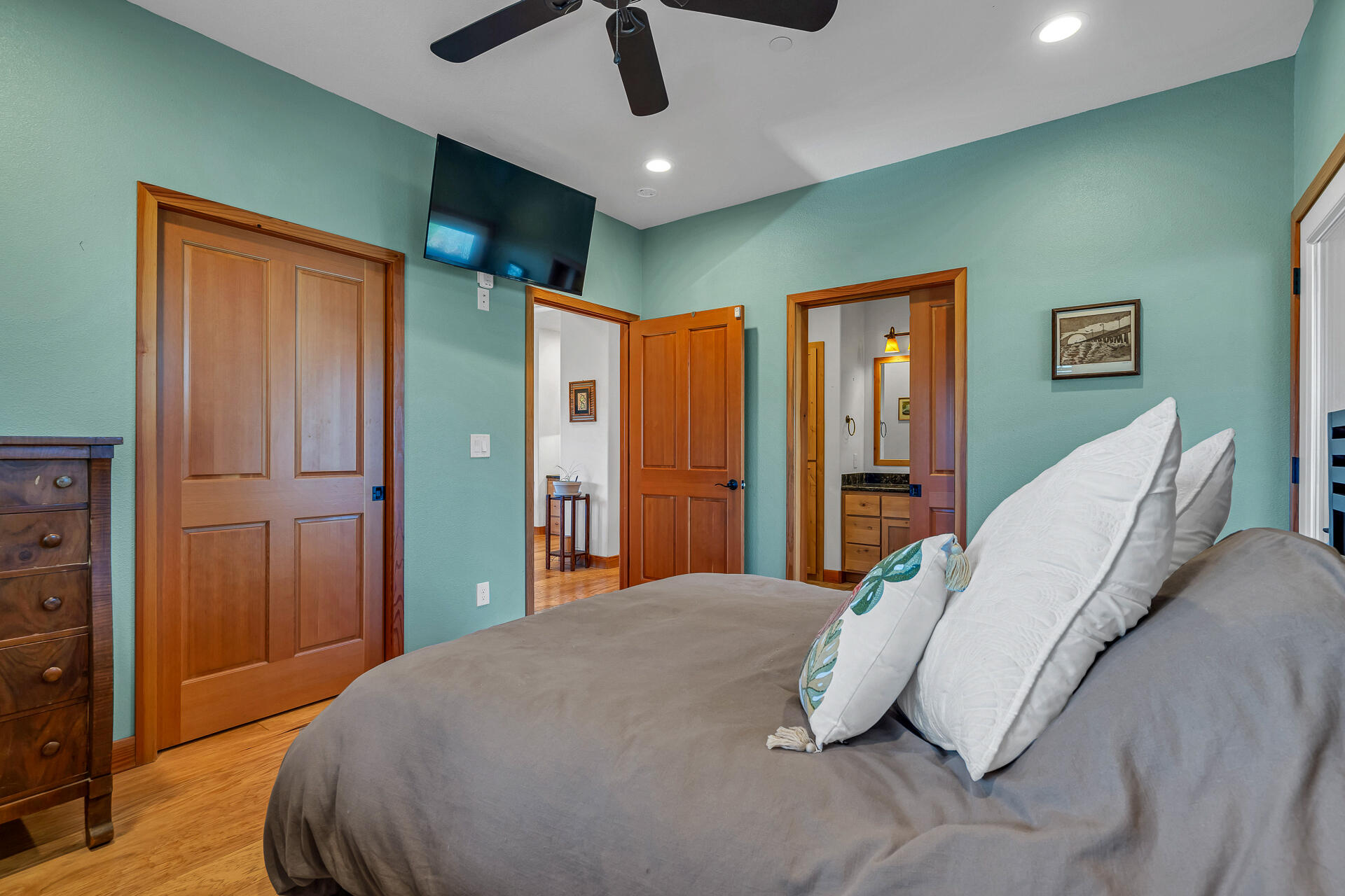 13575 English Way Oak Run, CA 96069 - Photo 23 of 56 Primary Bedroom