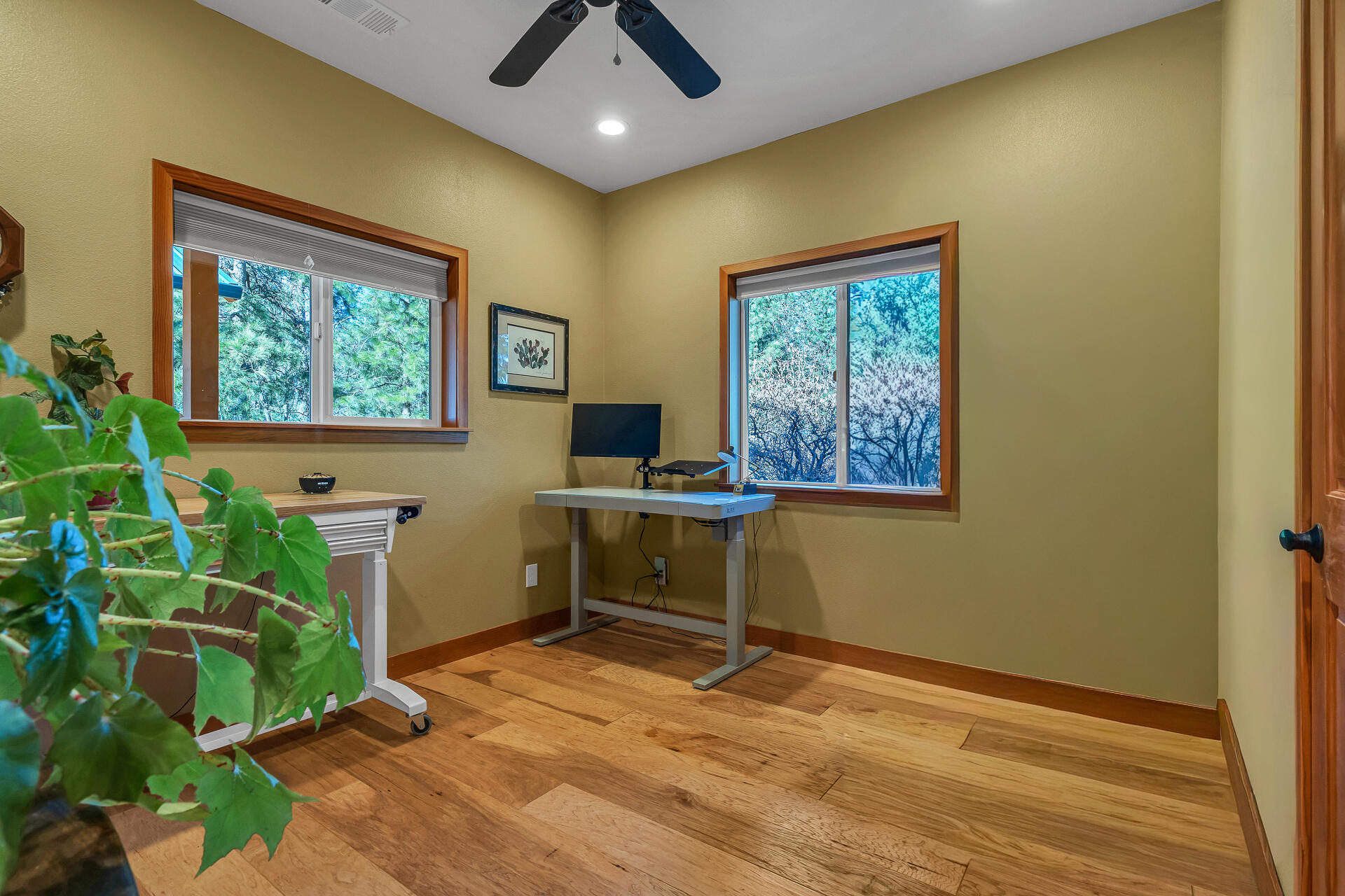 13575 English Way Oak Run, CA 96069 - Photo 27 of 56 Guest Bedroom