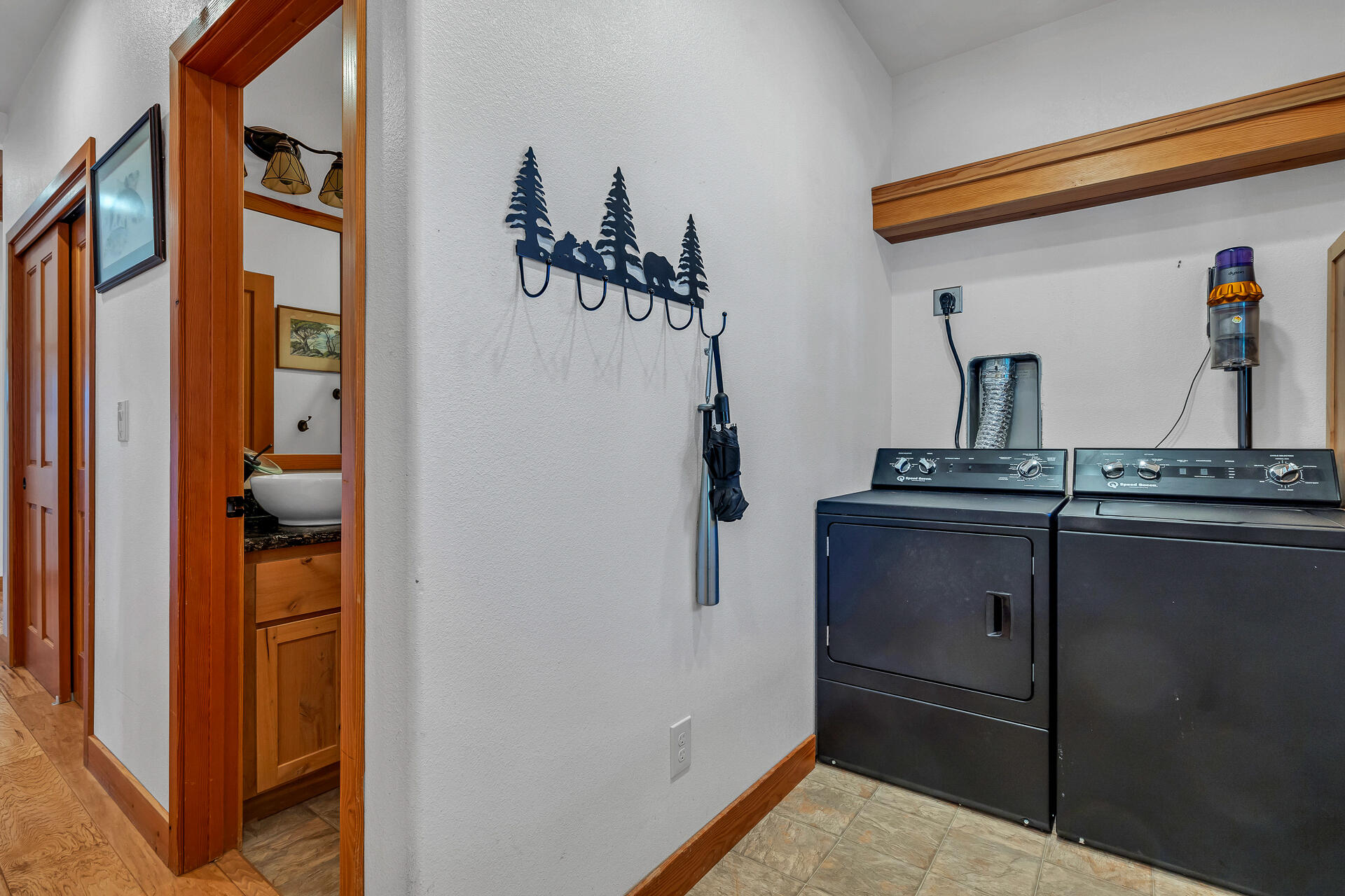 13575 English Way Oak Run, CA 96069 - Photo 29 of 56 Laundry