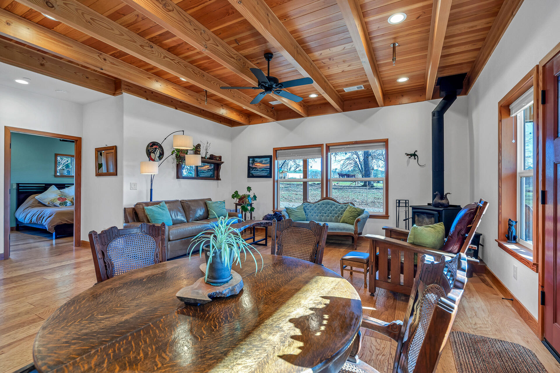 13575 English Way Oak Run, CA 96069 - Photo 34 of 56 a living room with furniture