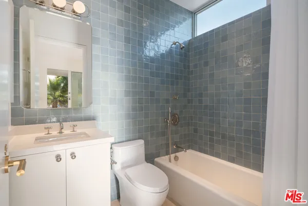 a view of yard from a balcony