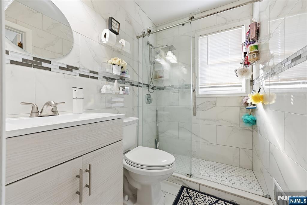 196 Merritt Avenue Bergenfield, NJ 07621 - Photo 9 of 20