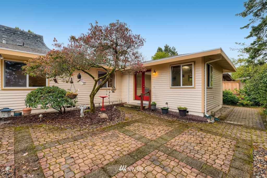 32219 22nd Avenue Southwest Federal Way, WA 98023 - Photo 36 of 36 a backyard of a house with table and chairs