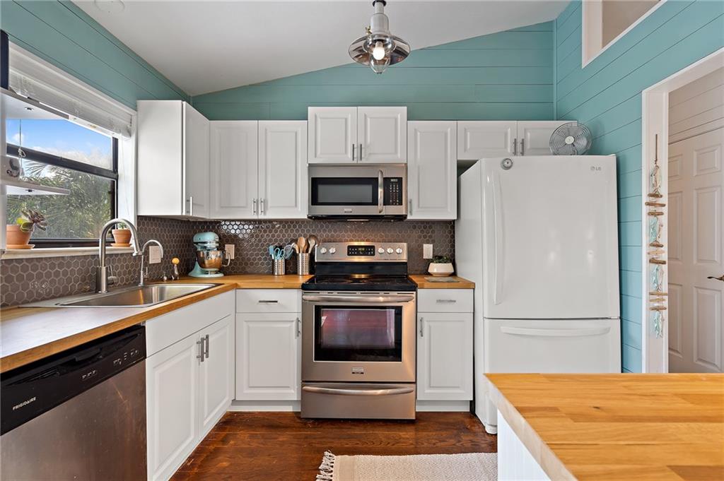 3713 Southeast Lower Street Stuart, FL 34997 - Photo 9 of 36 Gallery Image 9