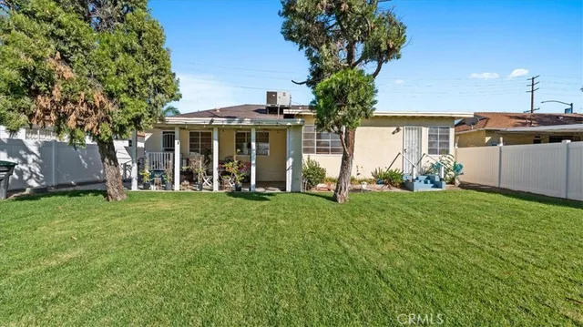 a view of a house with backyard and garden