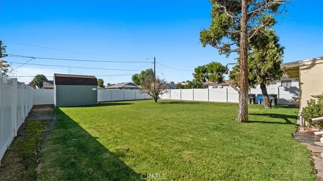 a view of a back yard