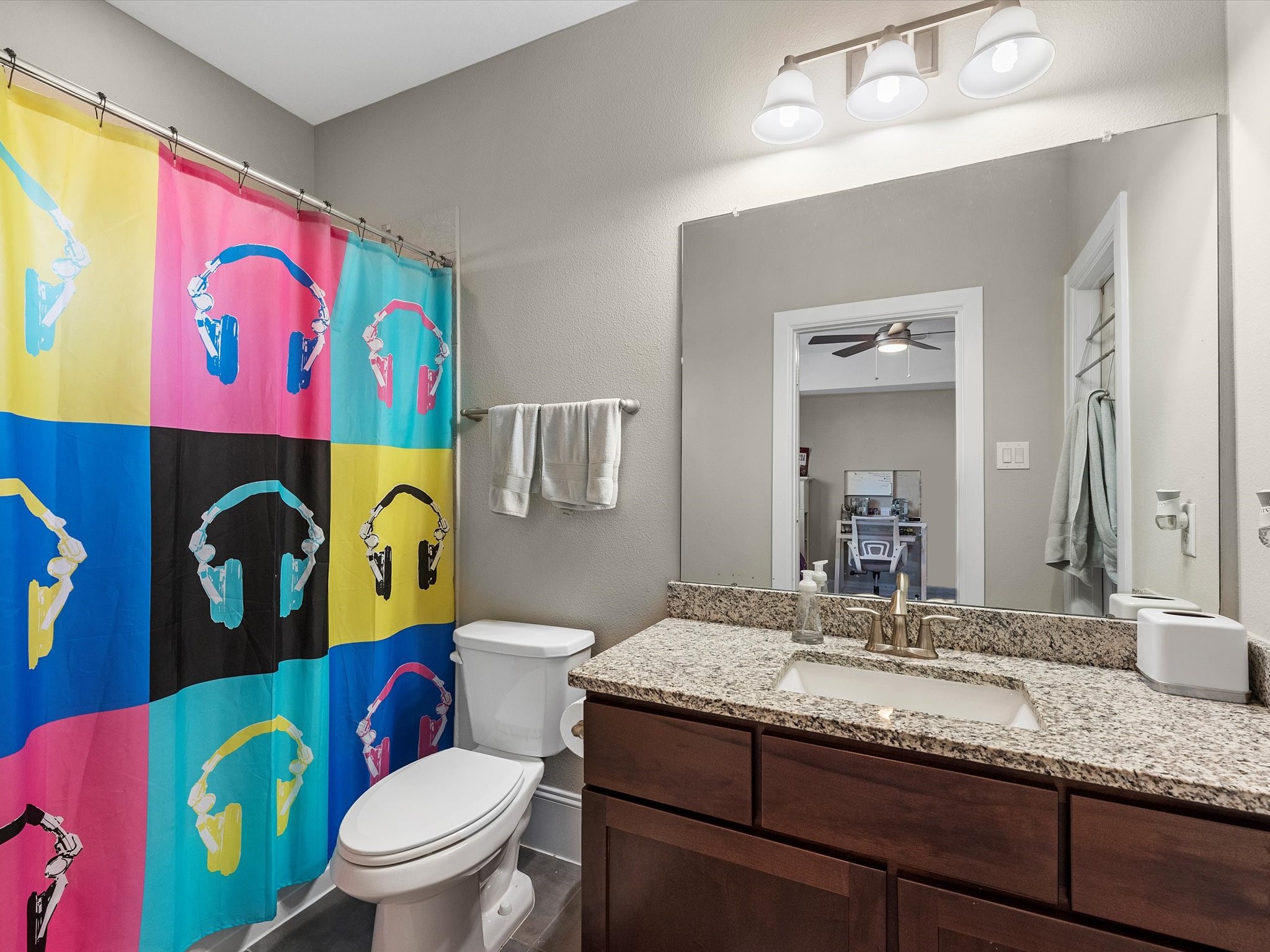 5467 Larkin Street Houston, TX 77007 - Photo 6 of 33 a bathroom with a granite countertop toilet sink and bathtub