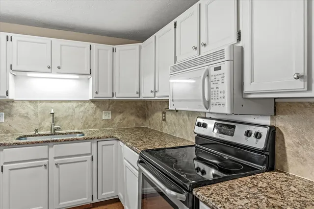 $445,000 | 27 Country Hill Road, Nashua, NH 03063