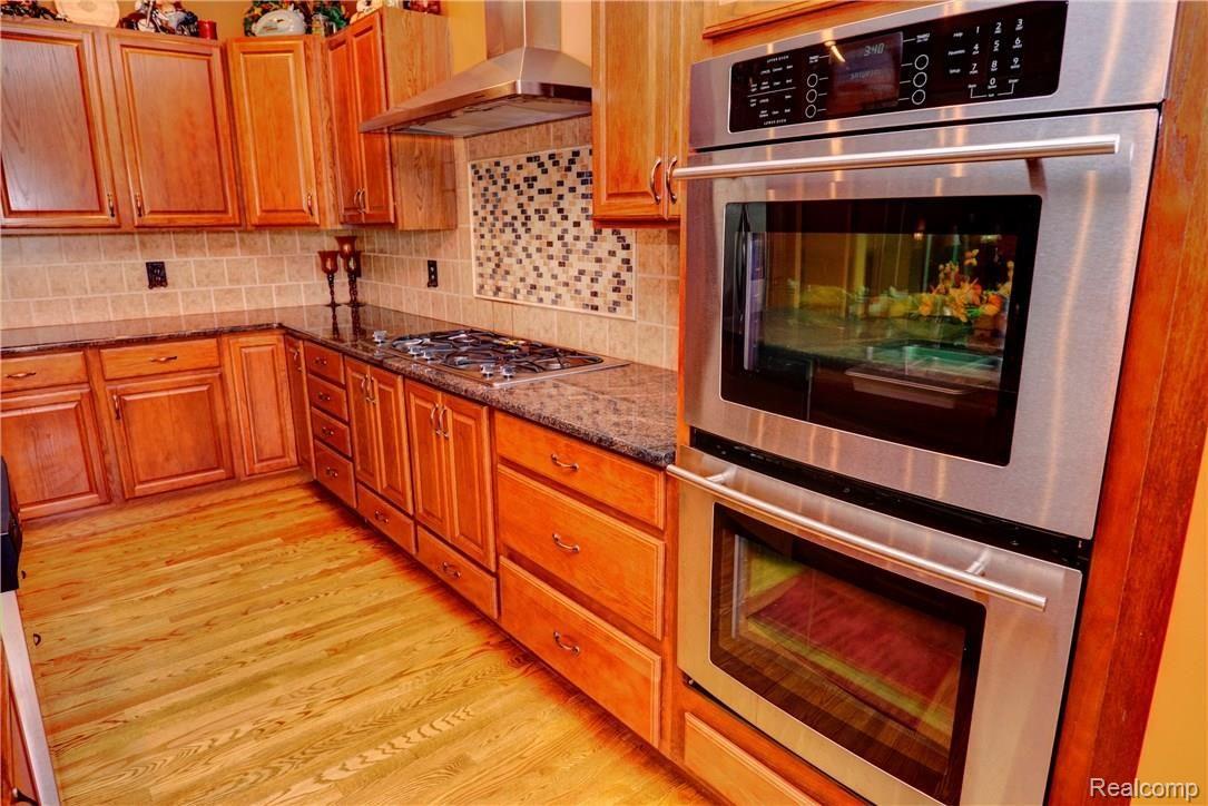 4390 Baldwin Road Grand Blanc, MI 48439 - Photo 4 of 41 HDR Kitchen Double Oven Up Close (3007x2008).jpg