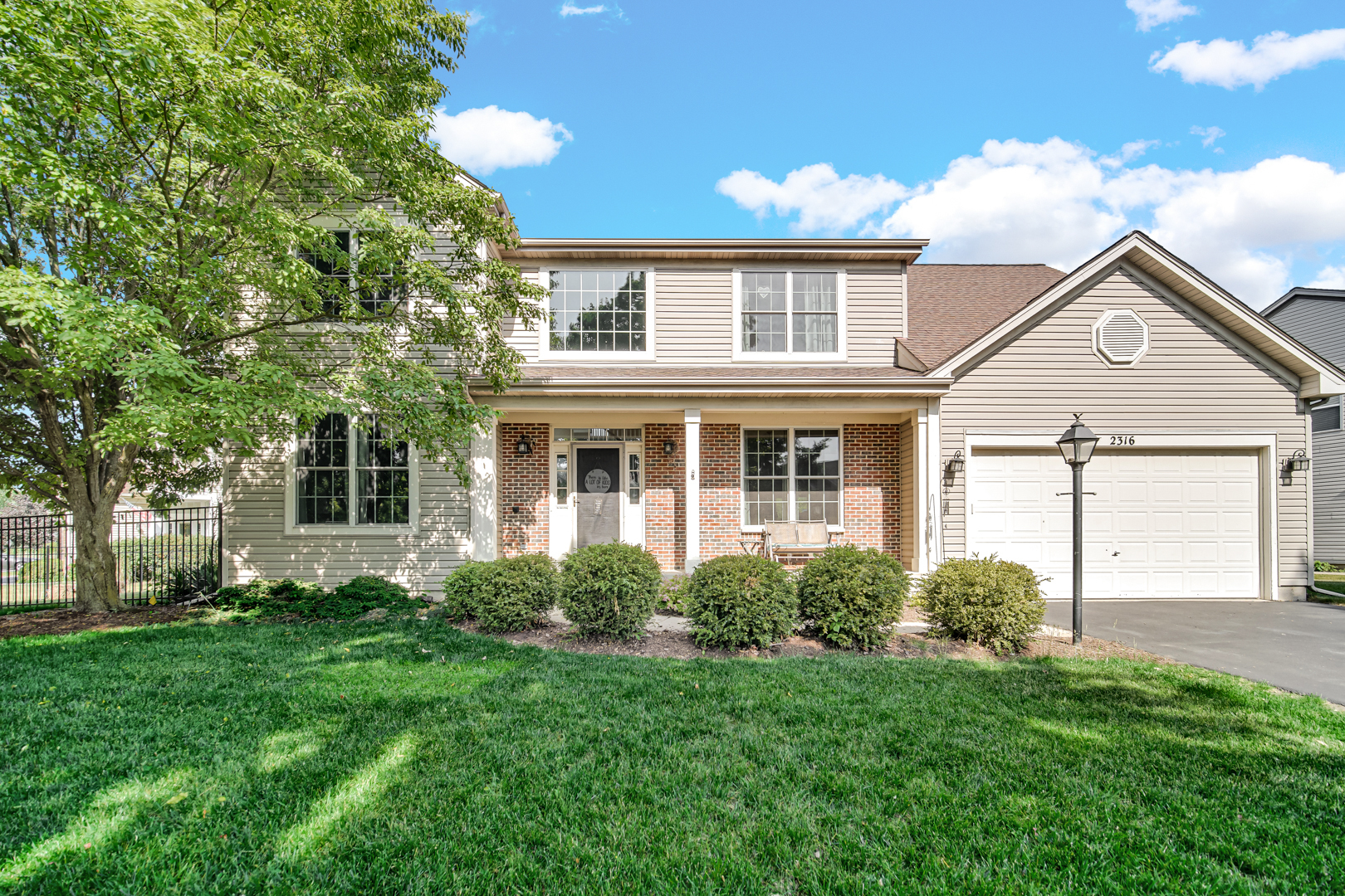 a view of a house with backyard and garden