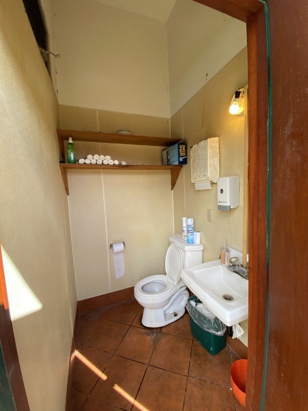 210 Kamalu Road Kapaa, HI 96746 - Photo 17 of 29 Commercial Store inside Restroom