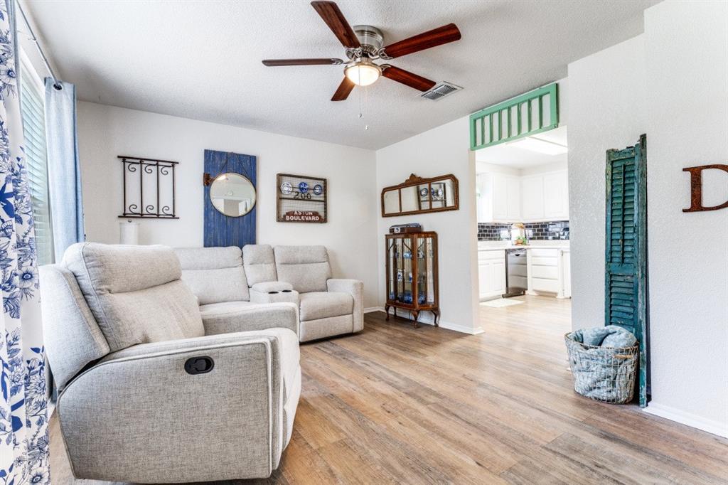 12490 Deeds Court Azle, TX 76020 - Photo 4 of 30