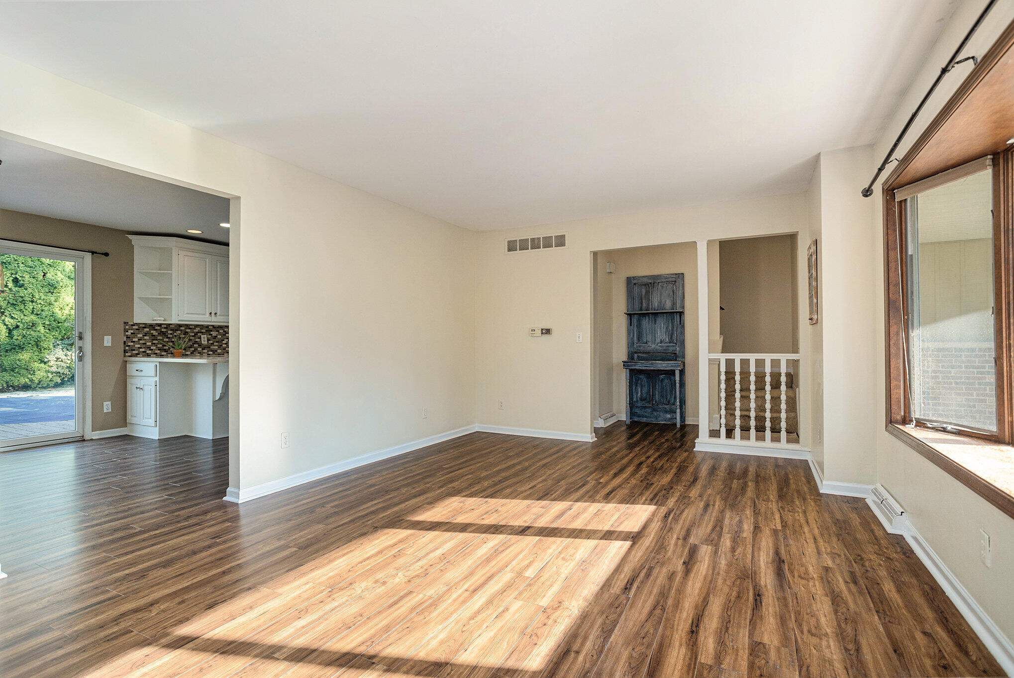 1426 Northampton Road Kalamazoo, MI 49006 - Photo 5 of 26 Living Rm 2