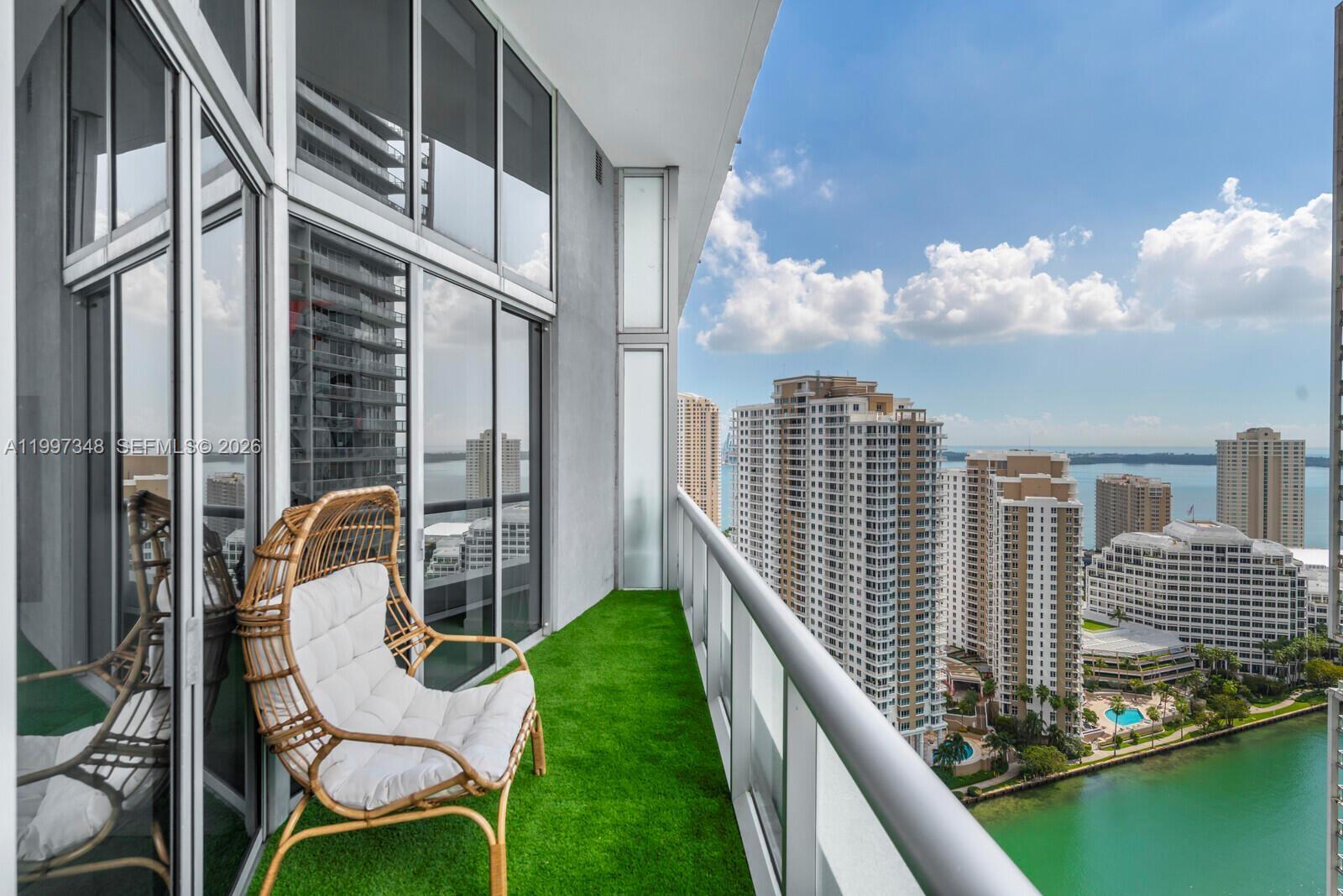 475 Brickell Avenue, Unit 2811 Miami, FL 33131 - Photo 8 of 14 a balcony with table and chairs
