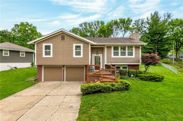 $335,000 | 525 Northeast Noeleen Lane, Lee's Summit, MO 64086