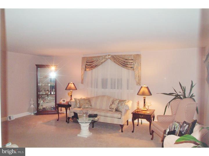 11705 Stevens Road Philadelphia, PA 19116 - Photo 3 of 23 Living Room