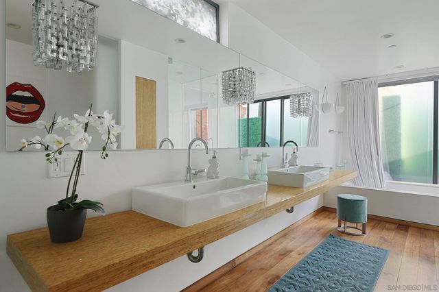 a en suite bathroom with double sink and a mirror