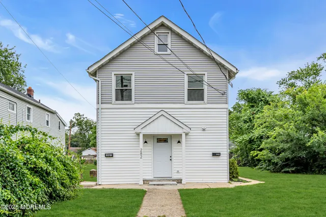 a view of a house with a yard